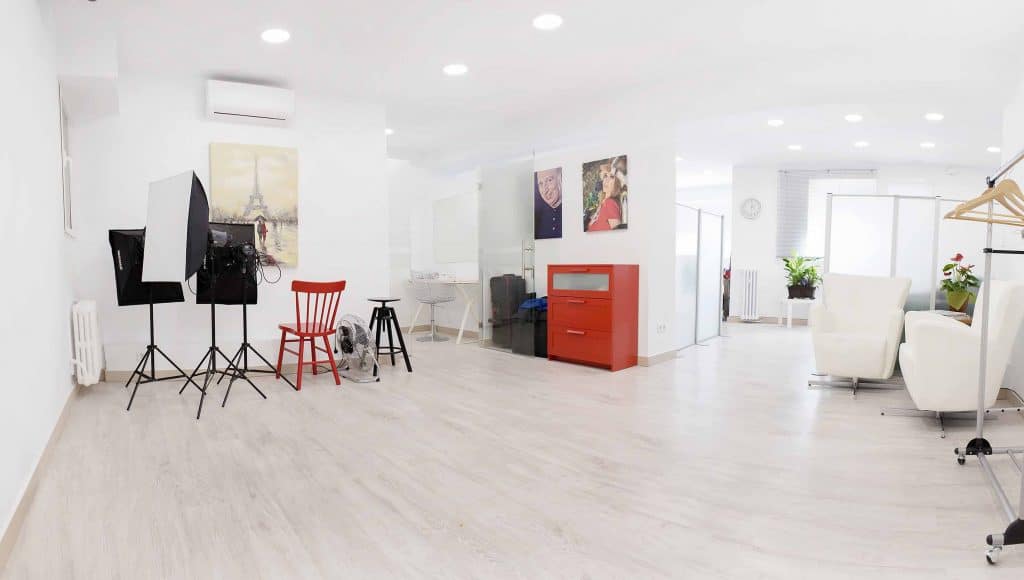 fotógrafo profesional en estudio con fondo neutro